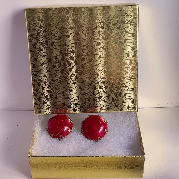 1” Vintage Gold Setting With Round Red Clip-Ons - Picture 4 of 4